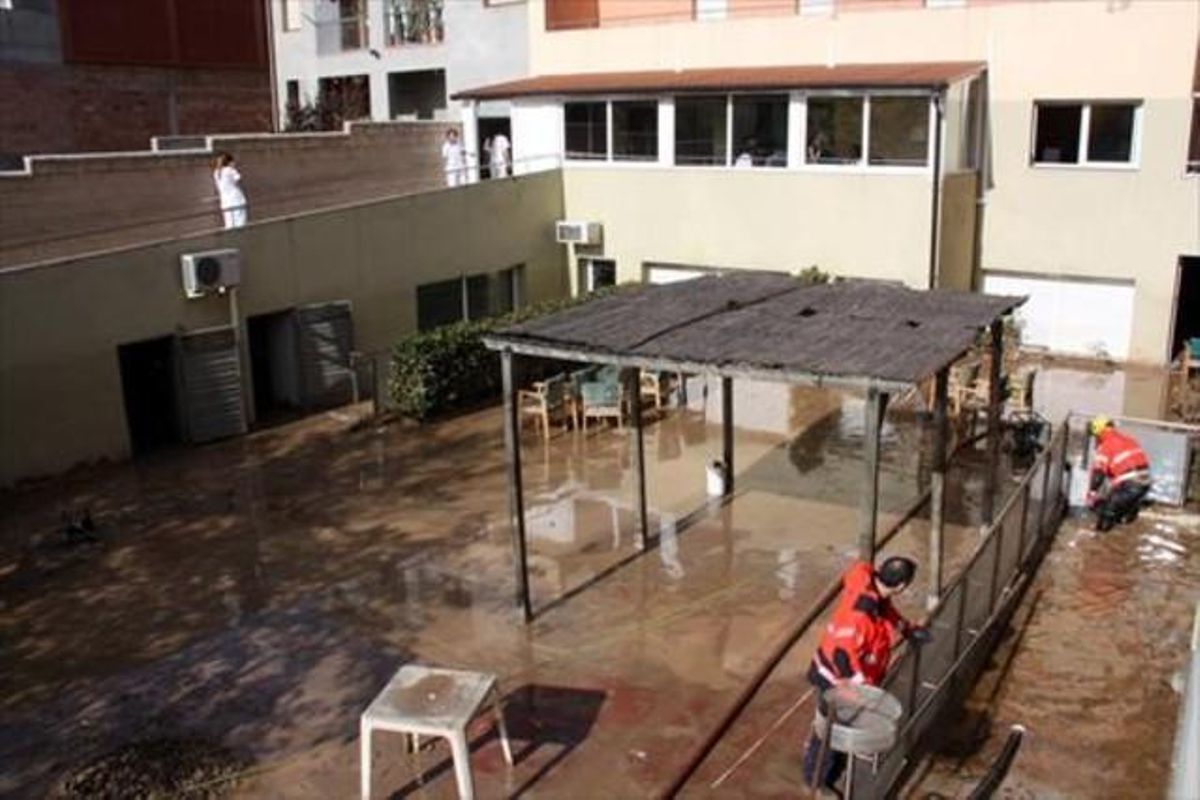 El mismo patio, con el agua ya casi drenada por completo. El mismo patio, con el agua ya casi drenada por completo.