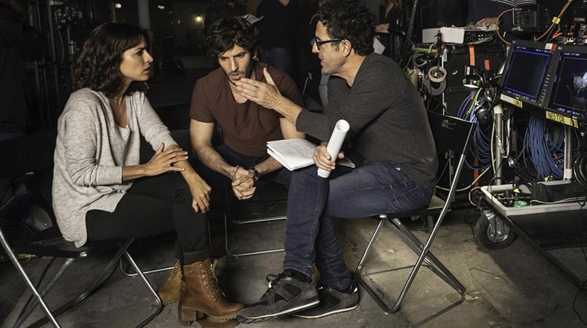Inma Cuesta y Quim Gutiérrez charlan con Daniel Ecija en el rodaje de ’El accidente’.