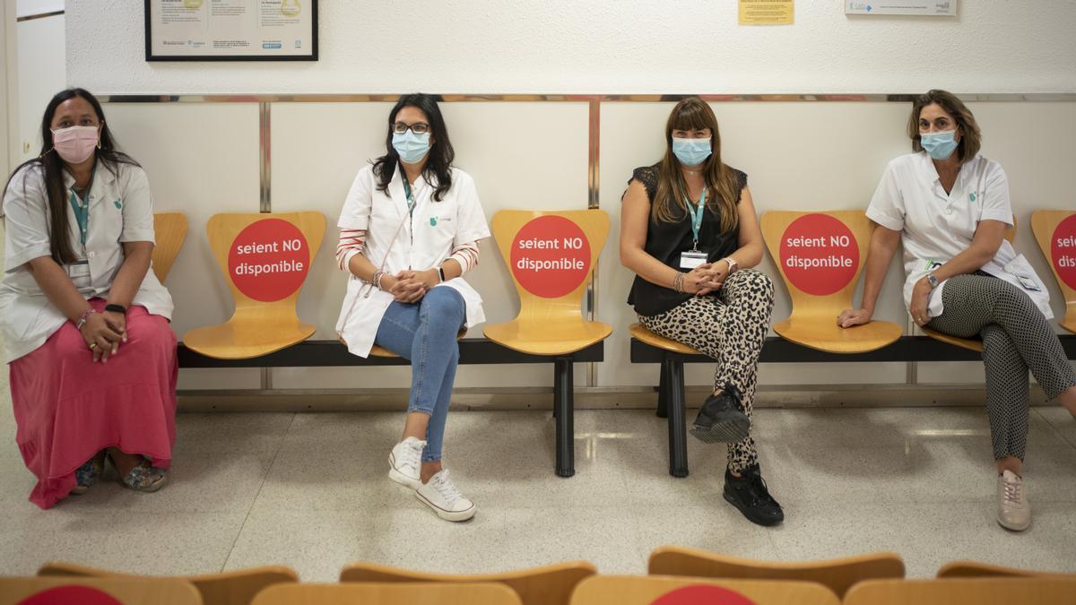 De izquierda a derecha, la médica Ethel Sequeira, la administrativa Laura Balcell, la trabajadora social Susanna Torres y la enfermera Mireia López, en el CAP Casanova de Barcelona.