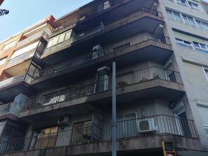 Fachada dañada por el fuego y el humo a causa del incendio de unos contenedores en Sant Adrià de Besòs.