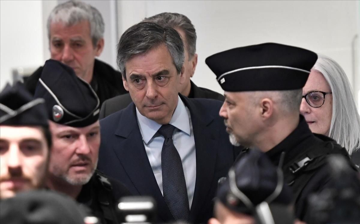 Fillon llega al Palacio de Justicia de París. Fillon llega al Palacio de Justicia de París.