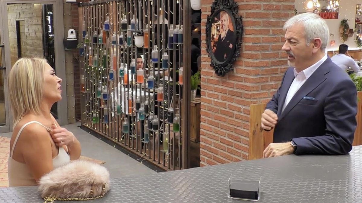 L’espontani comentari d’una comensal de ‘First Dates’ a Carlos Sobera: «Has fet un pacte amb el diable» L’espontani comentari d’una comensal de ‘First Dates’ a Carlos Sobera: «Has fet un pacte amb el diable»