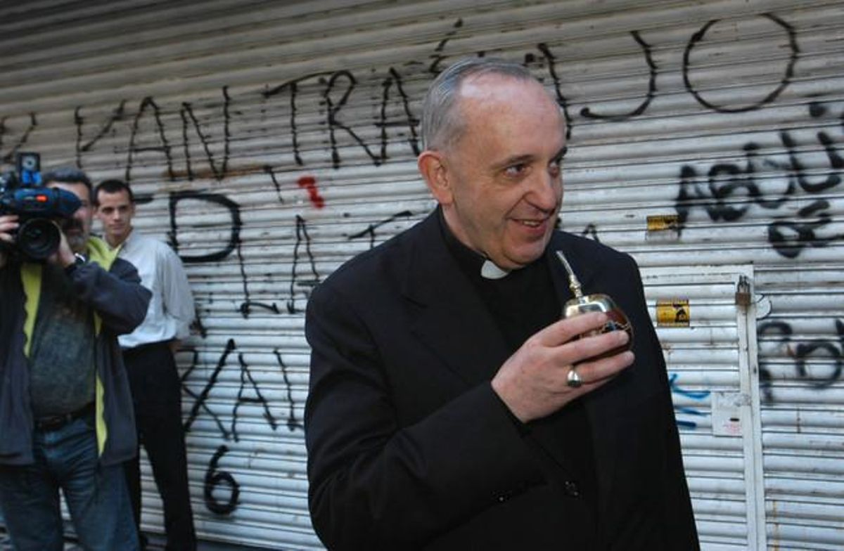 Jorge Bergoglio bebe mate, en una calle de Buenos Aires, el pasado 3 de marzo. Jorge Bergoglio bebe mate, en una calle de Buenos Aires, el pasado 3 de marzo.