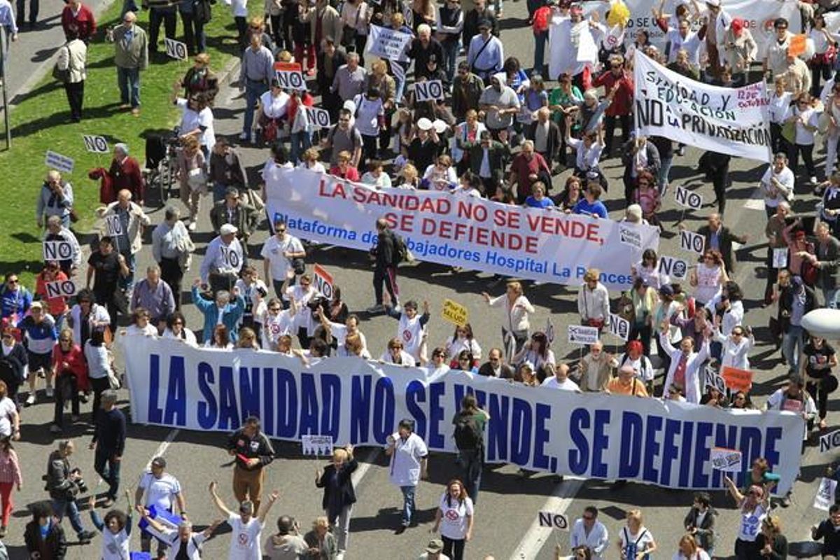 Vista desde el Círculo de Bellas Artes de Madrid de la ’marea blanca’ que se ha manifestado hoy contra la externalización sanitaria. Vista desde el Círculo de Bellas Artes de Madrid de la ’marea blanca’ que se ha manifestado hoy contra la externalización sanitaria.