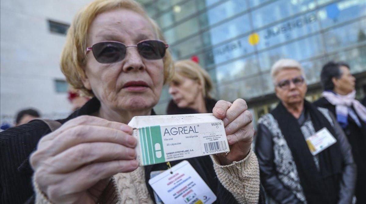 Una de las siete mujeres que ha demandado a Sanofi en la puerta de la Ciutat de la Justicia con una caja de Agreal Una de las siete mujeres que ha demandado a Sanofi en la puerta de la Ciutat de la Justicia con una caja de Agreal