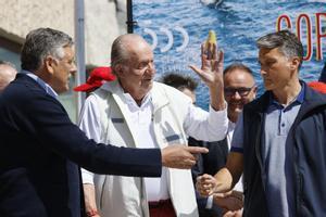 El rey emérito Juan Carlos I es recibido por el alcalde de Sanxenxo, Telmo Martín.