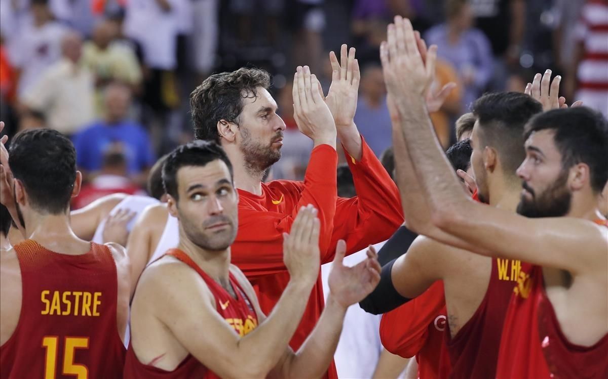 Los jugadores de la selección agradecen el apoyo de la grada tras el partido de Chequia Los jugadores de la selección agradecen el apoyo de la grada tras el partido de Chequia