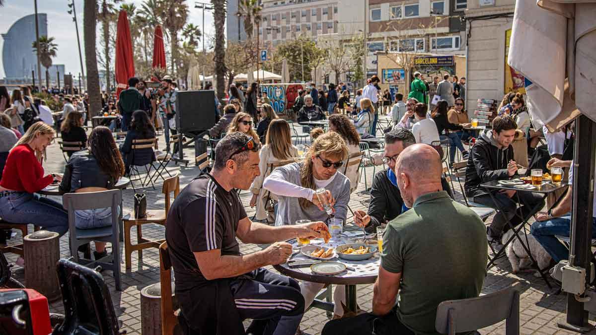 Gobierno y comunidades analizan si hay que replantear el plan de Semana Santa. En la foto, clientes en terrazas de la Barceloneta, el pasado 14 de marzo.
