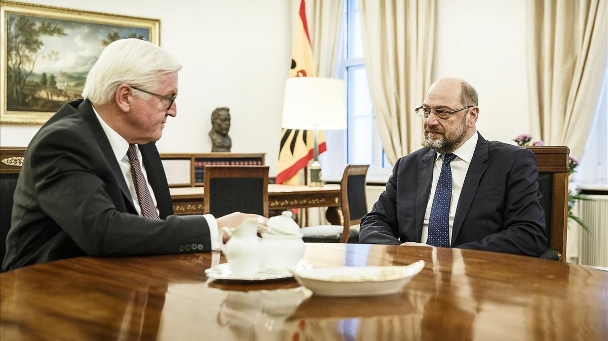 El presidente de Alemania, Frank-Walter Steinmeier, y el líder del SPD, Martin Schulz, reunidos en el palacio Bellevue de Berlín. El presidente de Alemania, Frank-Walter Steinmeier, y el líder del SPD, Martin Schulz, reunidos en el palacio Bellevue de Berlín.
