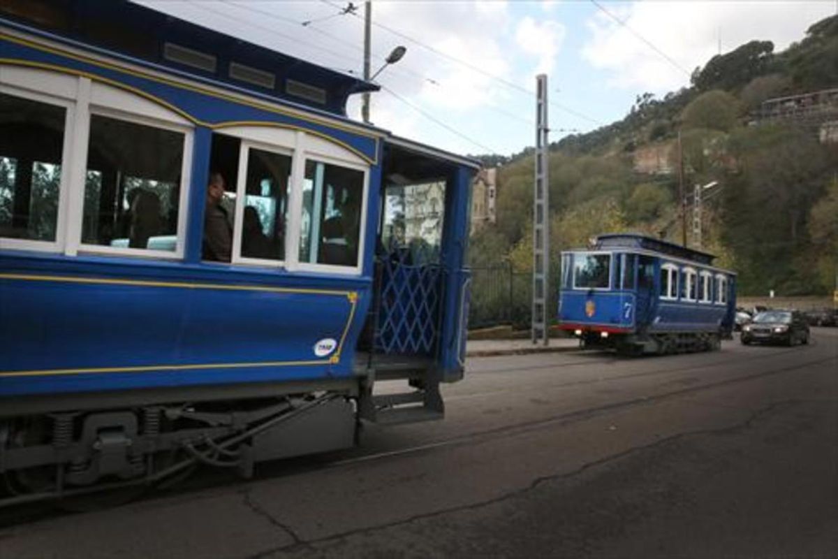 Dos unidades del Tramvia Blau se cruzan en la avenida del Tibidabo. Dos unidades del Tramvia Blau se cruzan en la avenida del Tibidabo.
