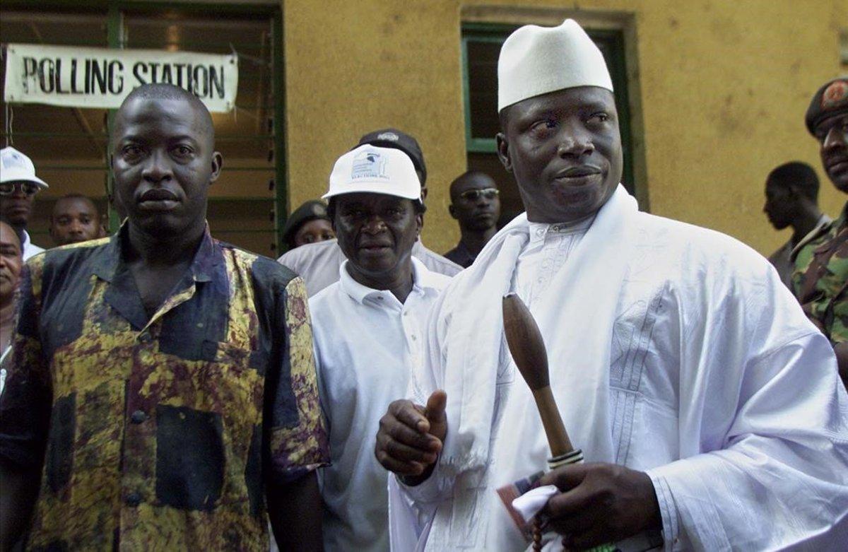 El expresidente de Gambia Yahya Jammeh (izquierda), con su vara de mando y su ejemplar del Corán. 