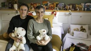 Fermin y Laura, una pareja catalana que ha acogido a un niño de tres años tutelado por la Generalitat.