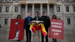 Asociaciones animalistas han convocado este lunes una protesta frente al Congreso para exigir al PSOE 	que retire la enmienda que deja fuera de la protección de la ley de bienestar animal a los perros de caza. 