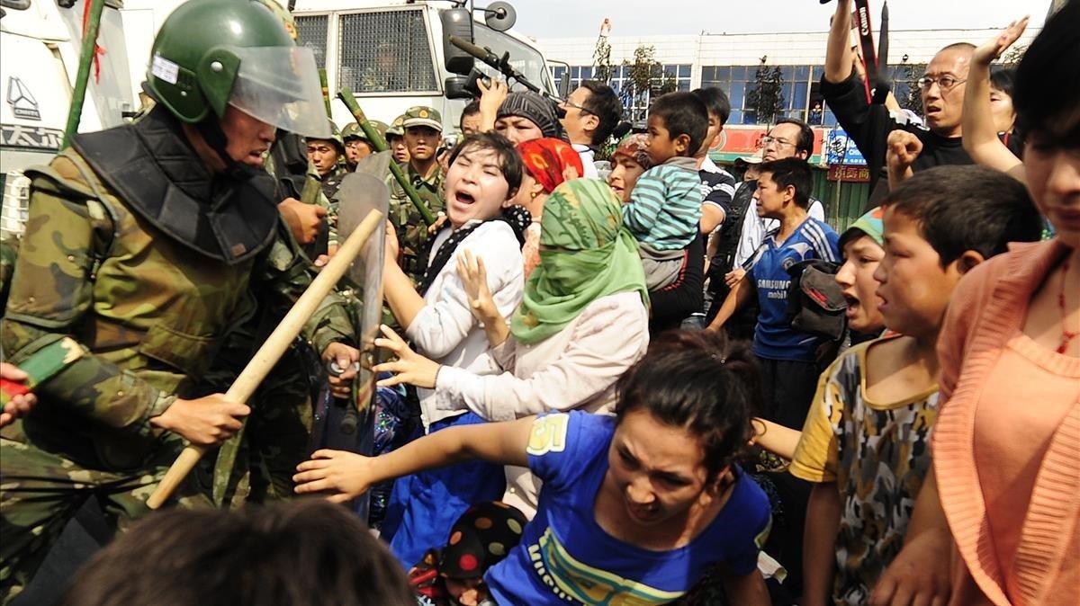 Represión de la policía china a una manifestación de mujeres uigures, en julio del 2009.