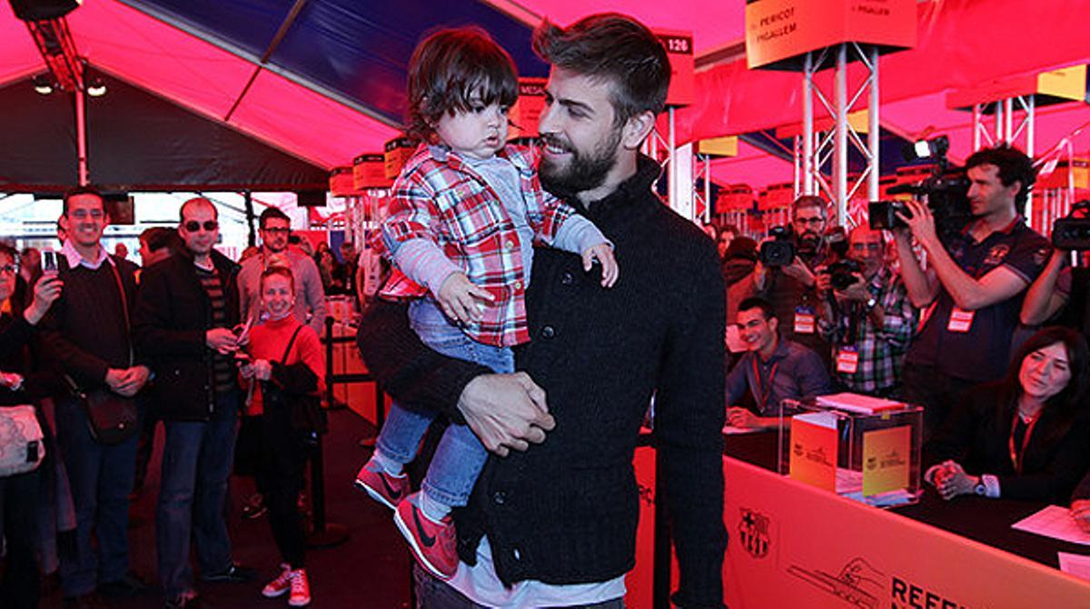 El defensa del Barça ha acudido a las instalaciones acompañado de su hijo, Milan.