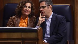 La ministra de Hacienda, María Jesús Montero, y el ministro de la Presidencia, Félix Bolaños, en el pleno del Congreso.