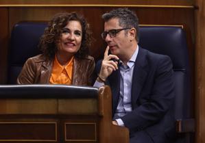 La ministra de Hacienda, María Jesús Montero, y el ministro de la Presidencia, Félix Bolaños, en el pleno del Congreso.