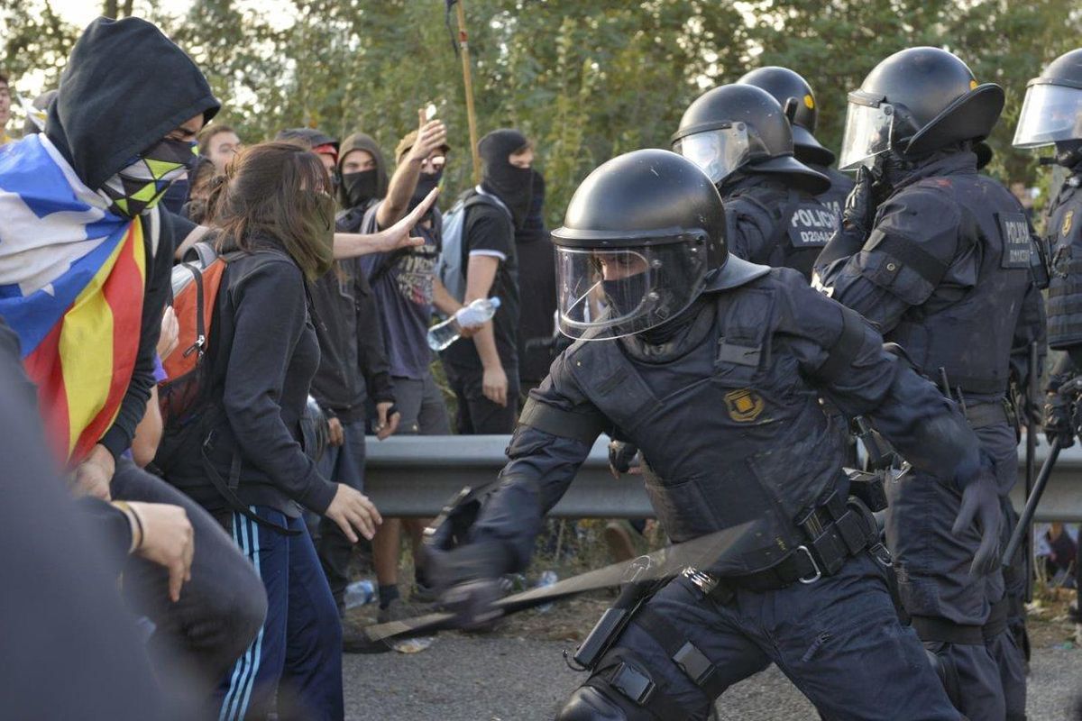 Cargas de los Mossos en la AP-7 en Girona oeste. Cargas de los Mossos en la AP-7 en Girona oeste.