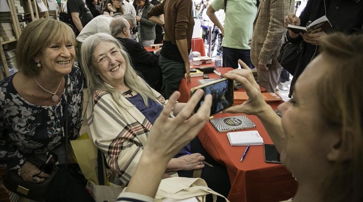 Mary Beard posa junto a su traductora Silvia Furió en la Rambla de Catalunya. Mary Beard posa junto a su traductora Silvia Furió en la Rambla de Catalunya.