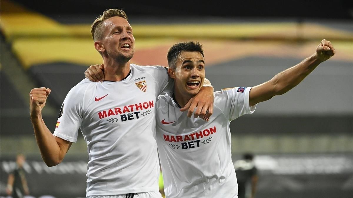 Luuk de Jong y Sergio Reguilón celebran eufóricos el final del encuentro. Luuk de Jong y Sergio Reguilón celebran eufóricos el final del encuentro.