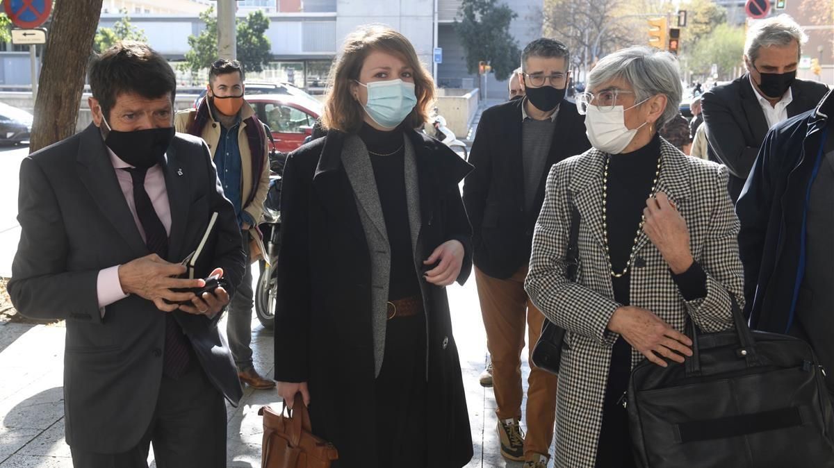 Barcelona 15 03 2021 Barcelona Janet Sanz segunda teniente alcalde del Ajuntament de Barcelona junto a su letrada y otros miembros del Ejecutivo a su llegada a la ciudad de la Justicia para declarar sobre su imputacion en la Casa Buenos Aires Fotografia de Jordi Cotrina Barcelona 15 03 2021 Barcelona Janet Sanz segunda teniente alcalde del Ajuntament de Barcelona junto a su letrada y otros miembros del Ejecutivo a su llegada a la ciudad de la Justicia para declarar sobre su imputacion en la Casa Buenos Aires Fotografia de Jordi Cotrina