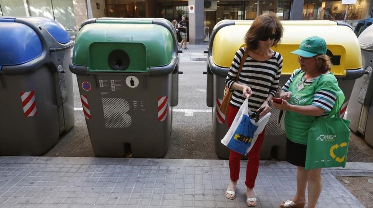 Unos contenedores de reciclaje en una calle de Barcelona.