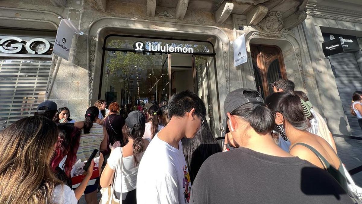 Lululemon obre a Barcelona amb cues a la porta