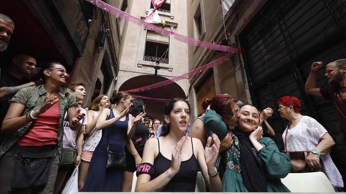Vecinos del número 99 de la calle del Hospital de Barcelona, concentrados ante el inmueble, en julio del 2019. Vecinos del número 99 de la calle del Hospital de Barcelona, concentrados ante el inmueble, en julio del 2019.