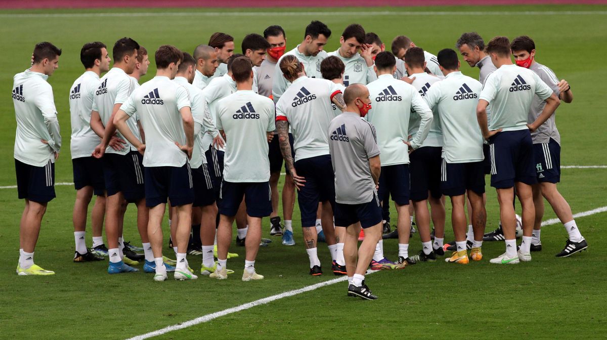Luis Enrique, a la derecha, da instrucciones a sus jugadores en el inicio del último entrenamiento antes de enfrentarse a Kosovo, en Sevilla. Luis Enrique, a la derecha, da instrucciones a sus jugadores en el inicio del último entrenamiento antes de enfrentarse a Kosovo, en Sevilla.