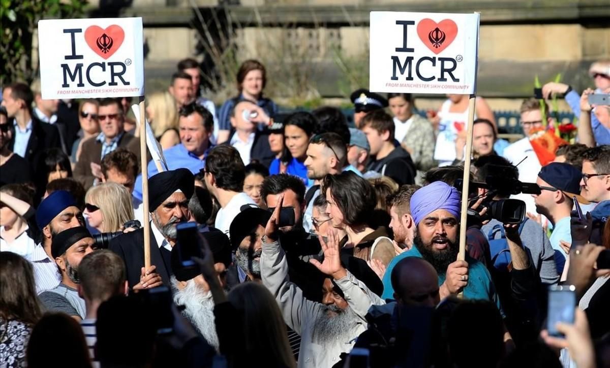 Homenaje popular a las víctimas en el centro de Manchester. Homenaje popular a las víctimas en el centro de Manchester.