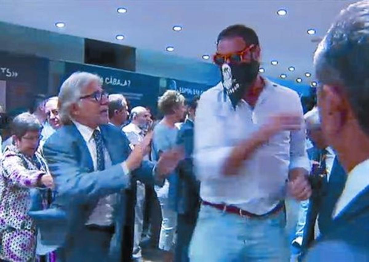 El diputado Josep Sánchez Lliure se enfrenta a uno de los ultras que irrumpieron en Blanquerna. El diputado Josep Sánchez Lliure se enfrenta a uno de los ultras que irrumpieron en Blanquerna.