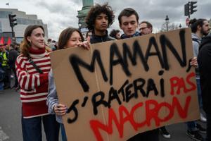 Un grupo de jóvenes durante una manifestación contra la reforma de las pensiones, el pasado viernes en París.