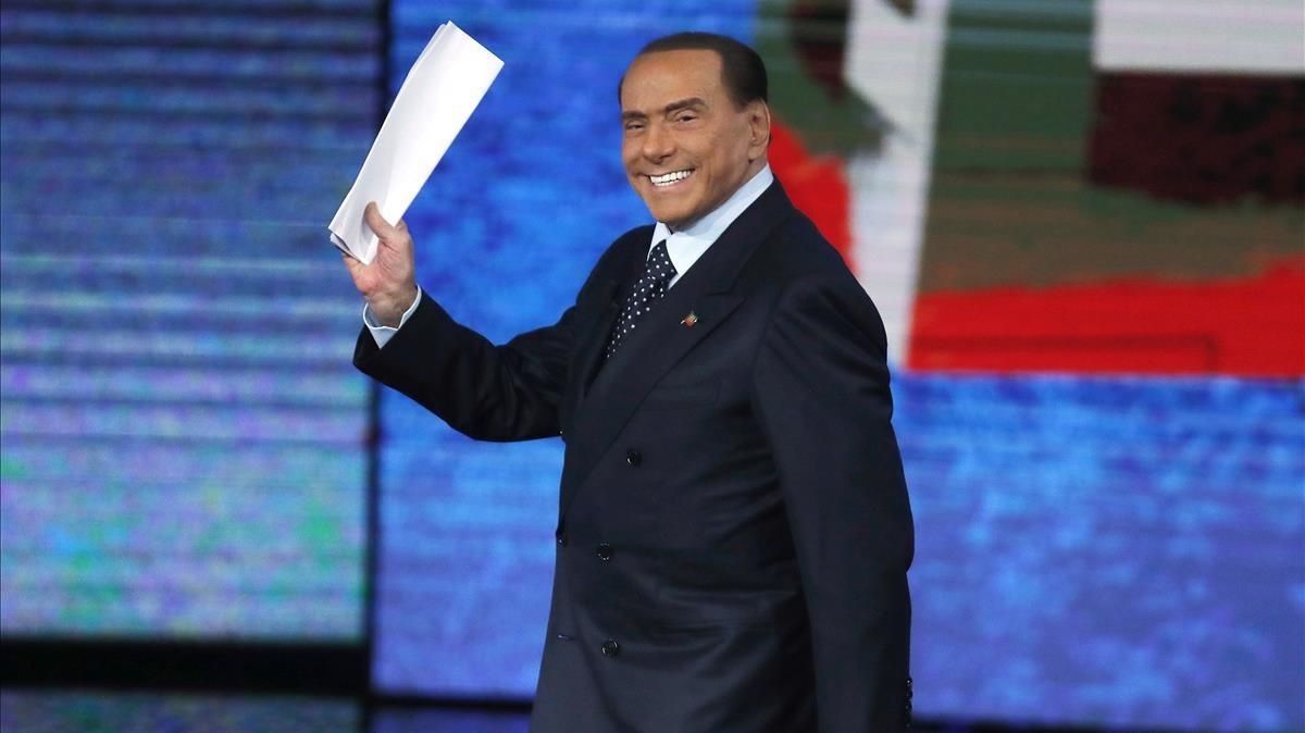 Berlusconi saluda a su llegada para participar en el programa de la RAI ’Che Tempo che Fa’, en Milán, el 26 de noviembre. Berlusconi saluda a su llegada para participar en el programa de la RAI ’Che Tempo che Fa’, en Milán, el 26 de noviembre.