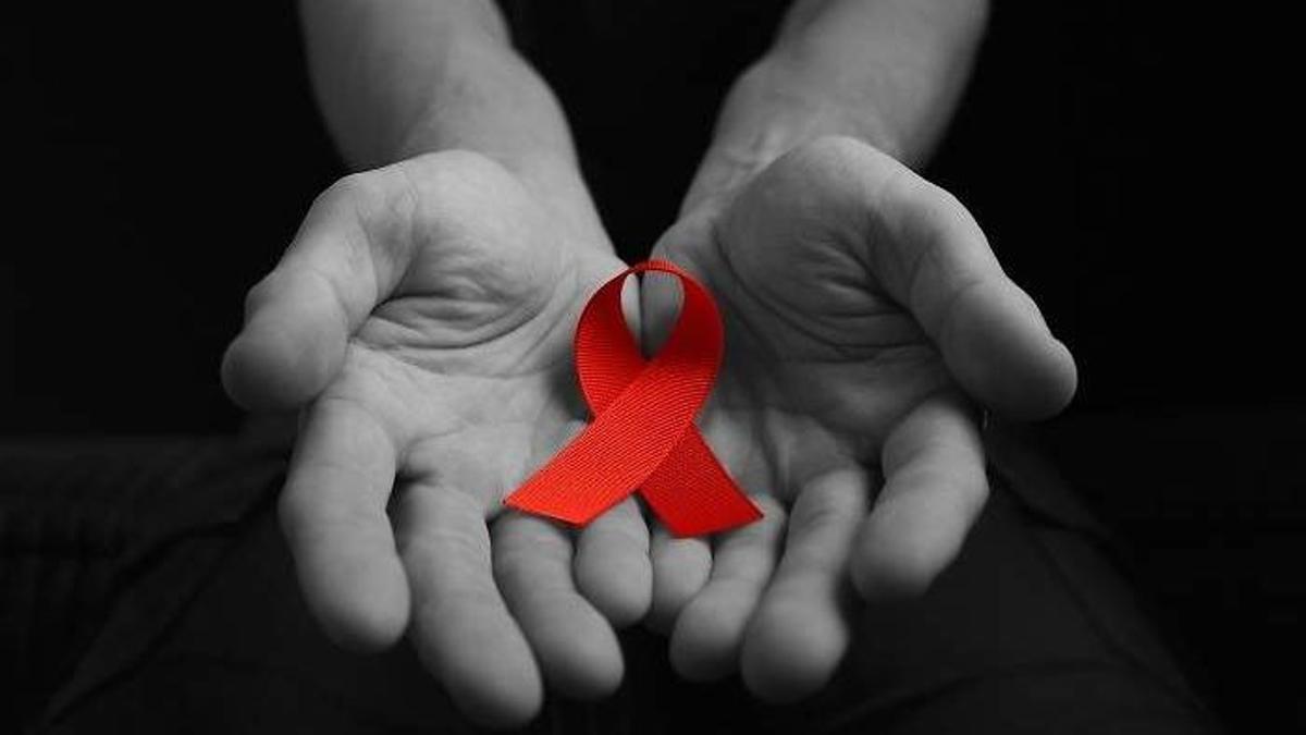 "Un lazo rojo y mi agradecimiento a los que luchan y lucharon contra el sida"
