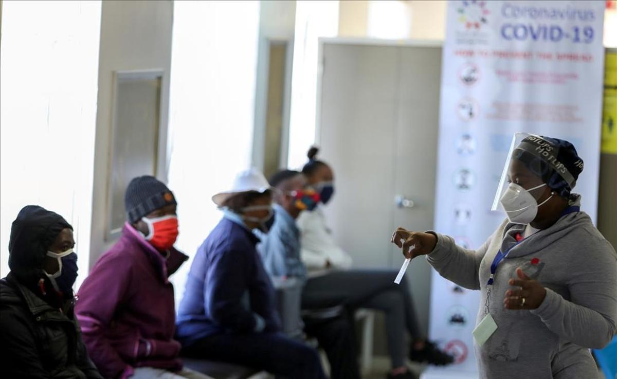Voluntarios para probar una potencial vacuna contra el coronavirus en un hospital de Soweto, en Sudáfrica.