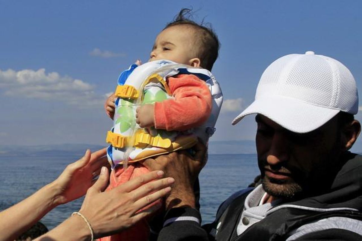 Un bebé llega a la isla griega de Mytilini tras salir de Turquía, este domingo. Un bebé llega a la isla griega de Mytilini tras salir de Turquía, este domingo.
