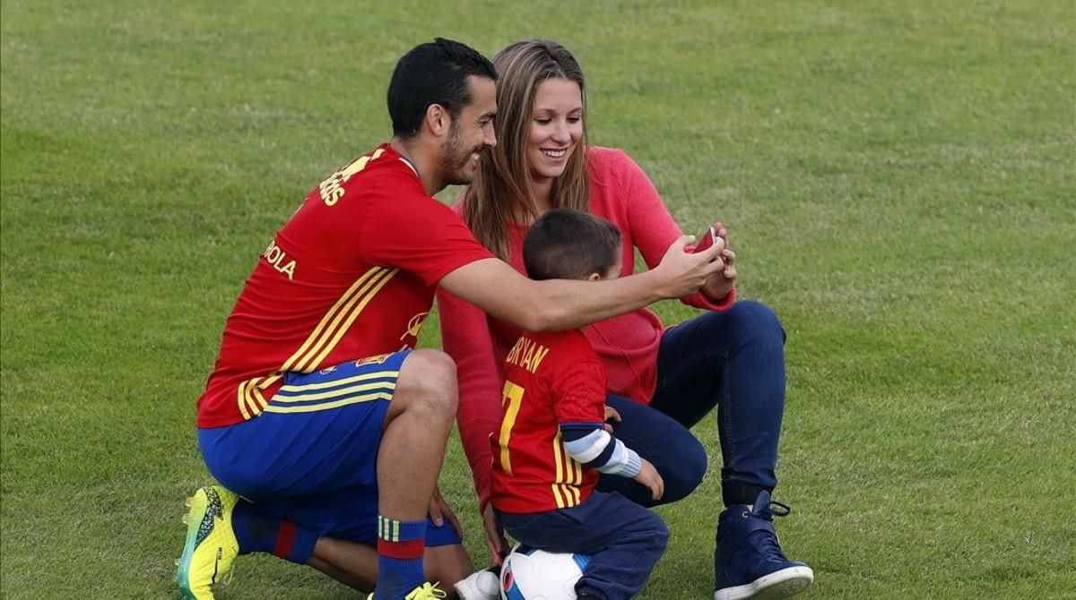 Pedro se hace un selfie con Carolina, su mujer, y Brian, su hijo, en la Isla de Ré. Pedro se hace un selfie con Carolina, su mujer, y Brian, su hijo, en la Isla de Ré.