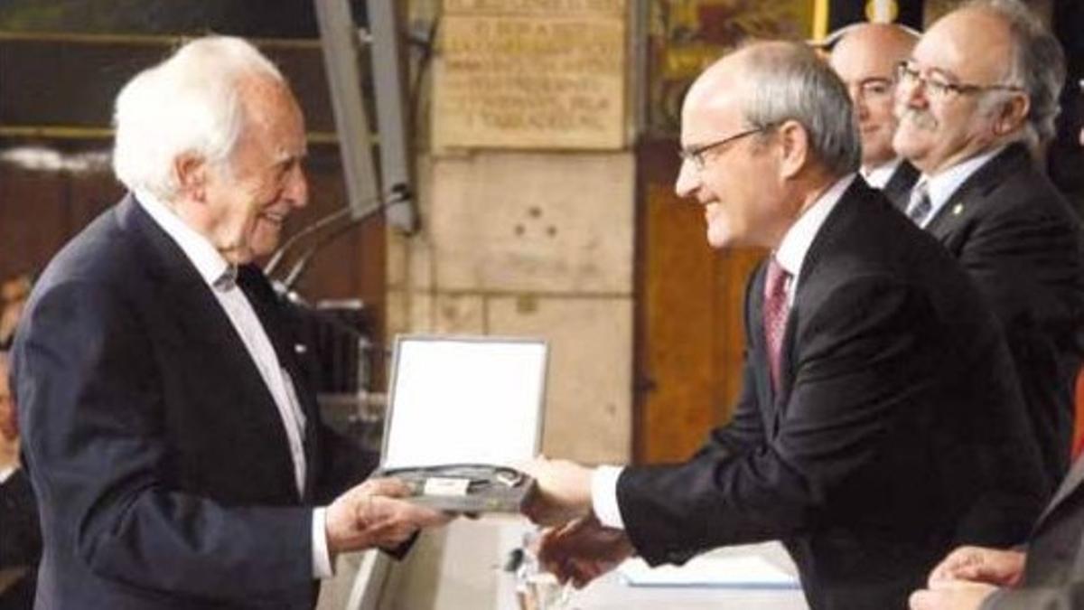 El entonces ’president’ de la Generalitat, José Montilla, entrega la Creu de Sant Jordi a Josep Fornas, en el Palau de la Generalitat, el 21 de abril del 2010. El entonces ’president’ de la Generalitat, José Montilla, entrega la Creu de Sant Jordi a Josep Fornas, en el Palau de la Generalitat, el 21 de abril del 2010.