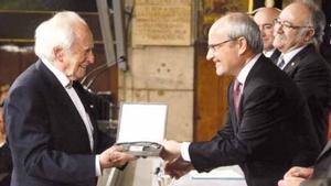 El entonces ’president’ de la Generalitat, José Montilla, entrega la Creu de Sant Jordi a Josep Fornas, en el Palau de la Generalitat, el 21 de abril del 2010.