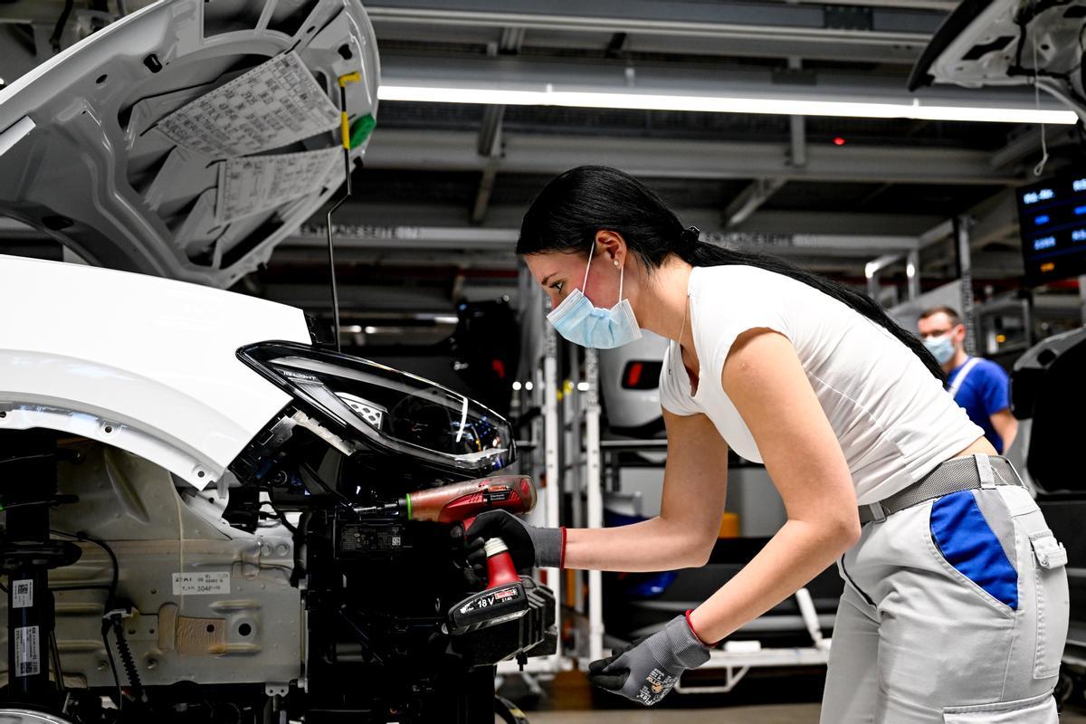Una trabajadora en una planta de Volkswagen en Zwickau (Alemania).