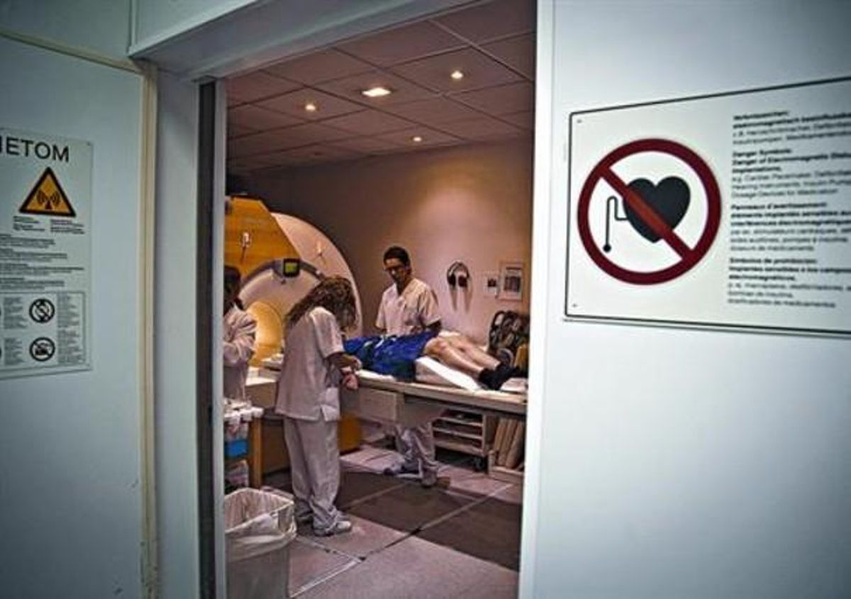 Una paciente se somete a una resonancia magnética en el Hospital del Vall d’Hebron. Una paciente se somete a una resonancia magnética en el Hospital del Vall d’Hebron.