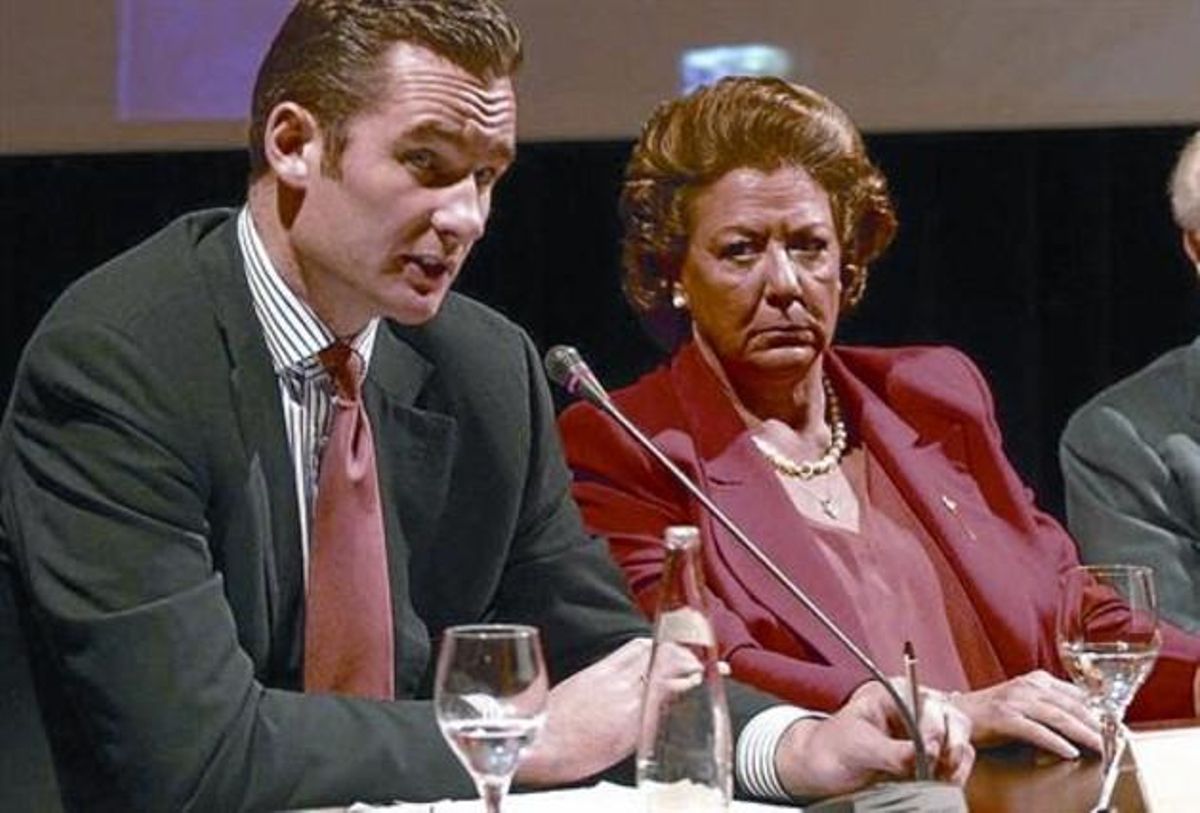 Urdangarín y la alcaldesa de Valencia, Rita Barberá, en la clausura del Valencia Summit, en octubre del 2004. Urdangarín y la alcaldesa de Valencia, Rita Barberá, en la clausura del Valencia Summit, en octubre del 2004.