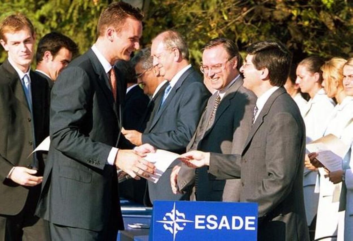 Urdangarin recibe un diploma de Esade, en junio del 2001. Urdangarin recibe un diploma de Esade, en junio del 2001.