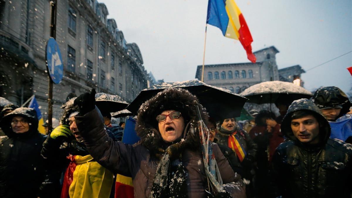 Una mujer grita durante la protesta de miles de manifestantes por el centro de Bucarest, el 20 de enero. Una mujer grita durante la protesta de miles de manifestantes por el centro de Bucarest, el 20 de enero.