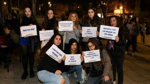 Vecinos de Trinitat Vella participan en una marcha nocturna para denunciar la inseguridad de las mujeres. La protesta se realiza contra la violación de una mujer la madrugada del pasado 1 de noviembre.