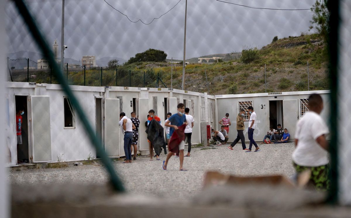 Menores migrantes esperan su paso a la península en el Campo Piniers. Menores migrantes esperan su paso a la península en el Campo Piniers.