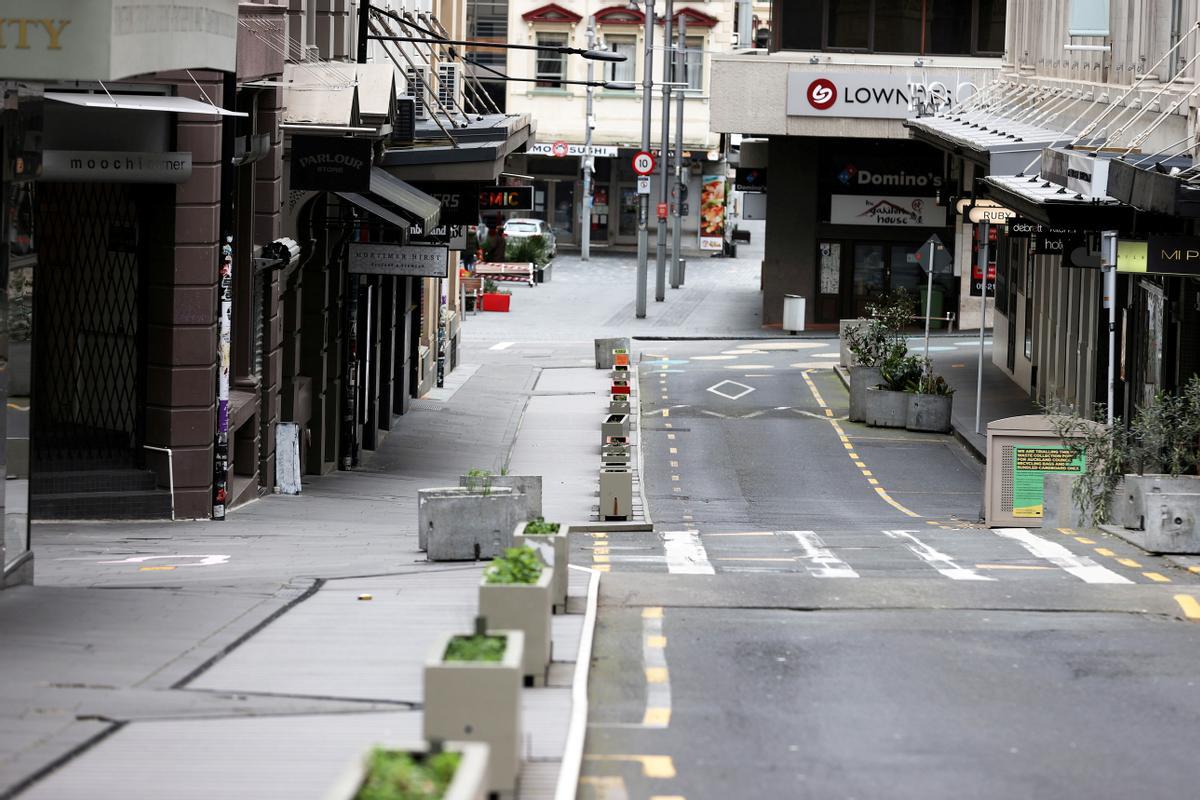 Imagen de una desértica calle de Auckland tomada el pasado 26 de agosto, durante su confinamiento.