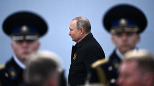 Vladimir Putin llega para ver el desfile militar del Día de la Victoria en la Plaza Roja