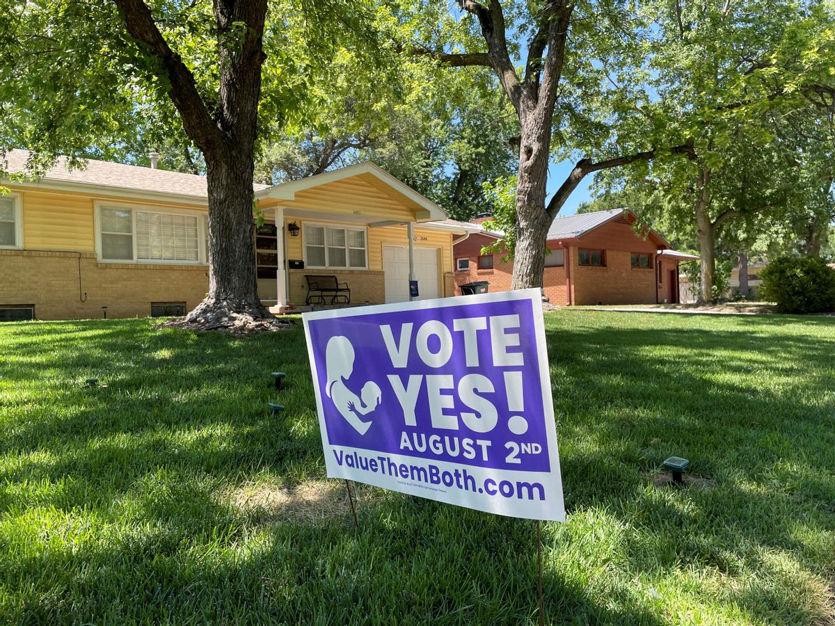 Un cartel en un patio insta a los residentes a votar sí en una enmienda que afirmaría que no hay derecho al aborto, en Wichita, Kansas, EE.UU., el 11 de julio de 2022. Un cartel en un patio insta a los residentes a votar sí en una enmienda que afirmaría que no hay derecho al aborto, en Wichita, Kansas, EE.UU., el 11 de julio de 2022.