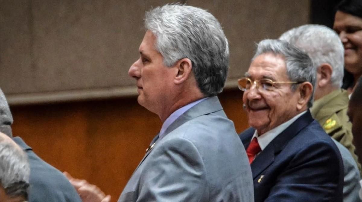 Raúl Castro aplaude al vicepresidente Miguel Díaz-Canel, propuesto por la Asamblea para sucederle. Raúl Castro aplaude al vicepresidente Miguel Díaz-Canel, propuesto por la Asamblea para sucederle.